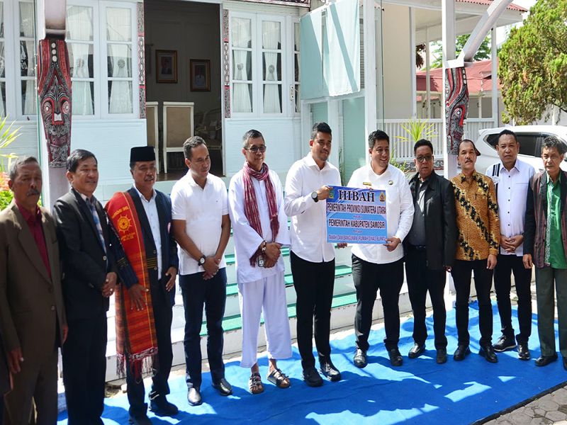 Gubernur Sumut Bobby Nasution Serahkan Aset Bangunan Rumah Dinas ke Pemkab Samosir