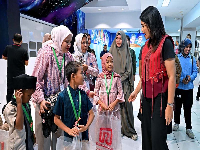 Kahiyang Ayu Traktir Anak-anak Yatim Berbelanja Baju hingga Sepatu Baru