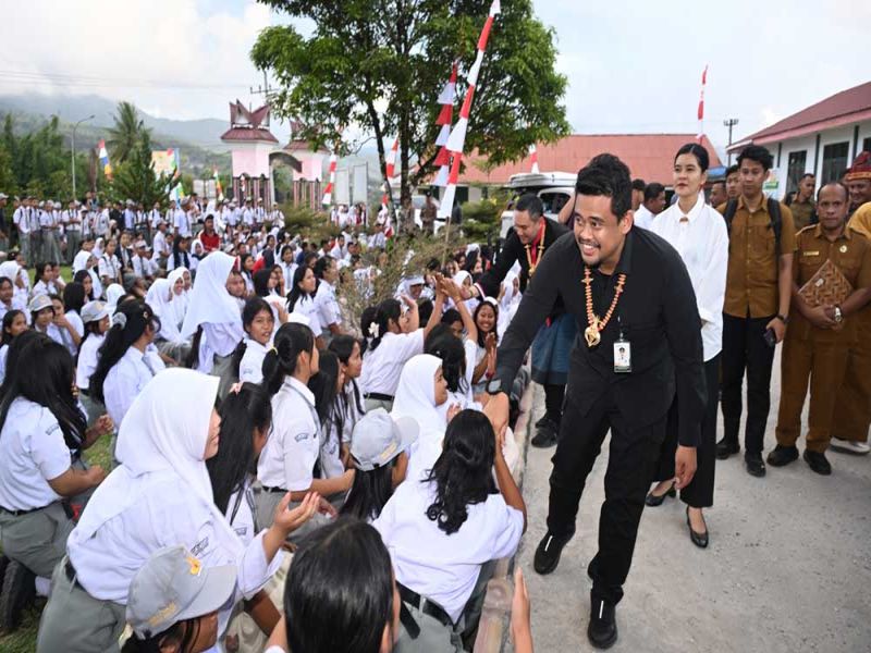 Kedatangan Gubernur Bobby Nasution bersama Kahiyang Ayu Bikin Siswa SMAN I Salak Bahagia
