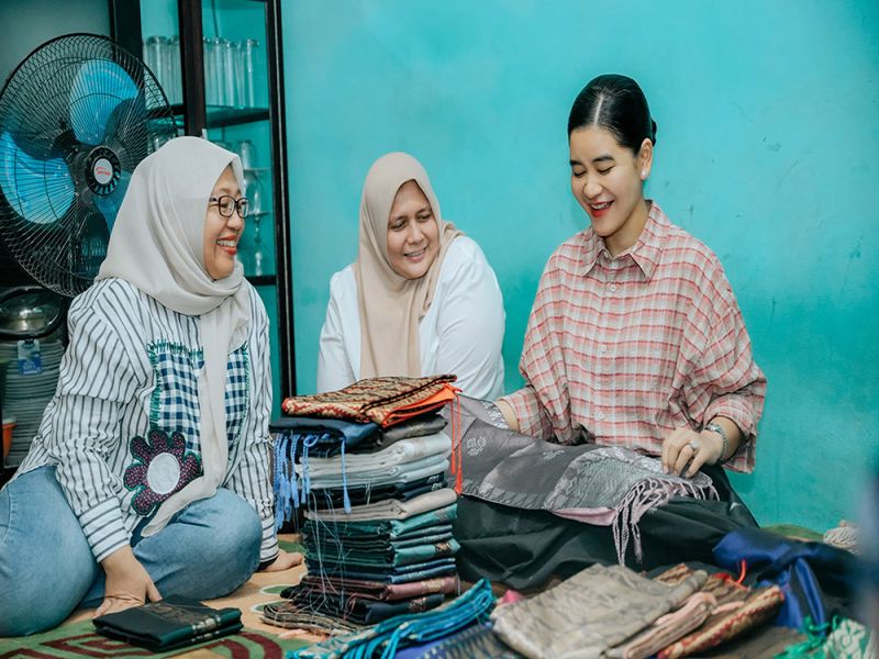 Kahiyang Ayu Kunjungi Sentra Songket Silau Laut, Borong Beragam Motif Khas Asahan