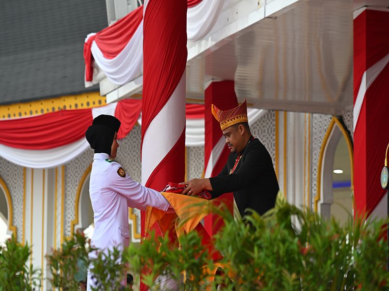 HUT ke-80 Kemerdekaan RI, Gubernur, Wagub, dan Sekdaprov Sumut Kompak Pakai Baju Adat