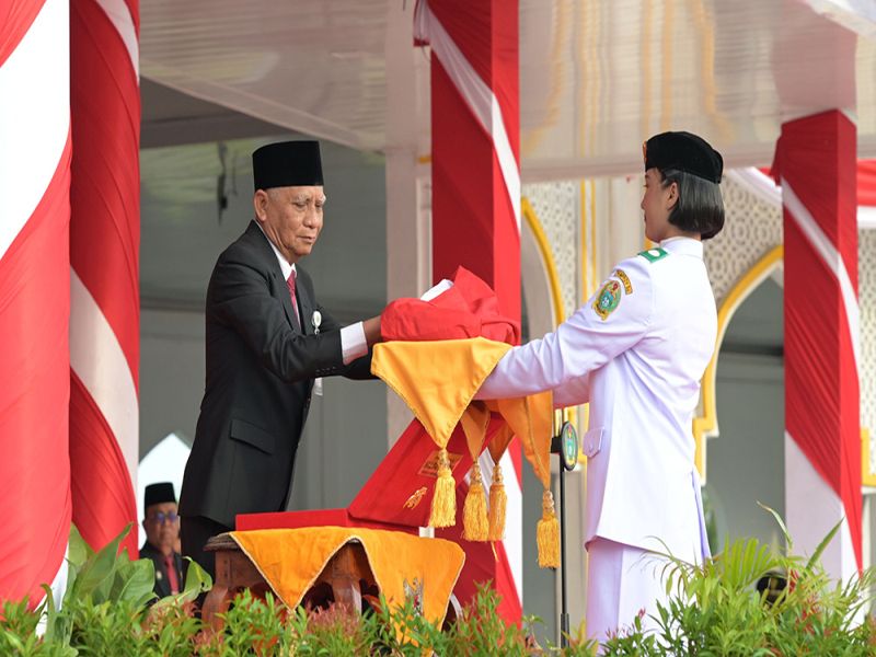 Upacara Penurunan Bendera HUT ke-80 RI, Wagub Serahkan Hadiah Desa dan Kelurahan Terbaik
