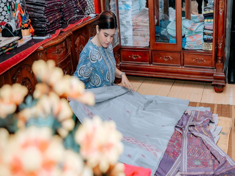 Kahiyang Ayu Kunjungi Rumah Tenun Nadira, Dukung Wastra Khas Tabagsel