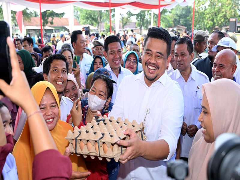 Stabilkan Harga Bahan Pokok, Pemprov Sumut Gelar Pasar Murah di 33 Kabupaten/Kota *Gubernur Sumut Bobby Nasution Turunkan Harga Produk Pangan Saat Tinjau Pasar Murah