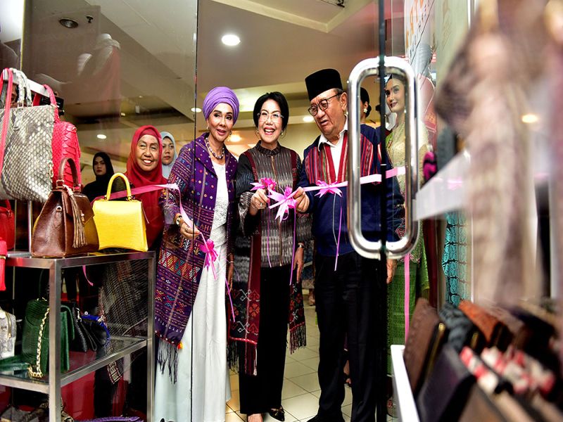 Ketua DWP Sumut Resmikan Galery Wastra ASEPHI di Medan Mall