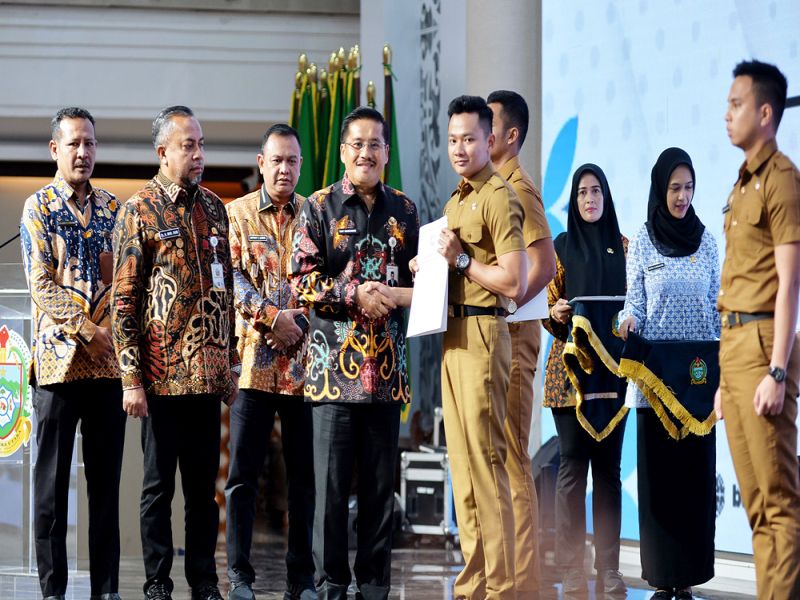 Serahkan 64 SK CPNS IPDN, Sekdaprov Sumut Tekankan Pentingnya Disiplin, Belajar, dan Networking