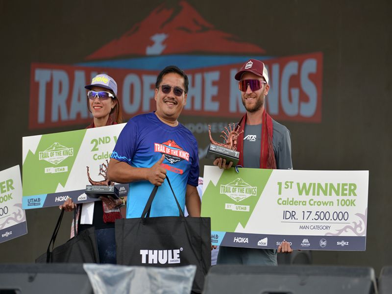 Sekdaprov Sumut Serahkan Piala Pemenang Lari Lintas Alam Trail of The Kings Danau Toba