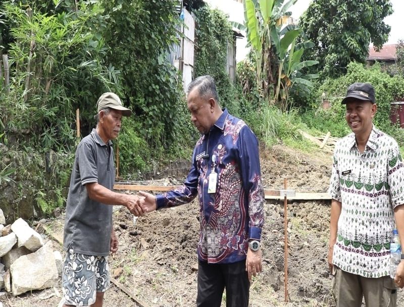 Plt. Kepala Dinas Perumahan dan Kawasan Permukiman Provinsi Sumatera Utara (Disperkimsu), Muhammad Suib, secara langsung meninjau pelaksanaan kegiatan Perbaikan Rumah Tidak Layak Huni (RTLH)